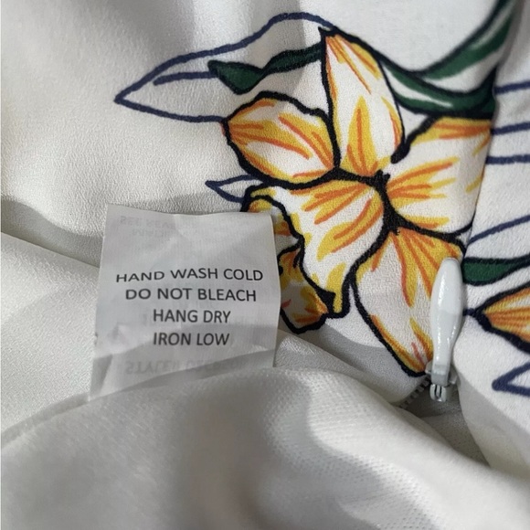 NEW Sienna Sky White Yellow Floral Shorts Romper Medium Back Tie Open Summer - Picture 4 of 8